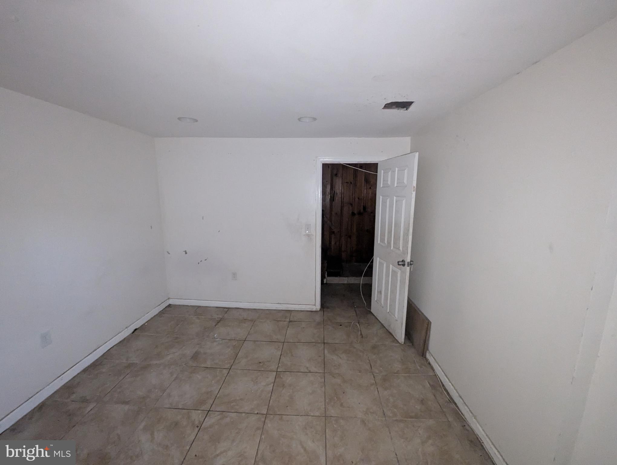 3602 Chesterfield Avenue Baltimore, MD 21213 - Photo 17 of 37 Spacious room ready for your personal touch.