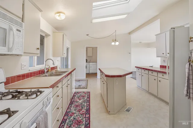 $425,000 | 70 North 750 West, Paul, ID 83347