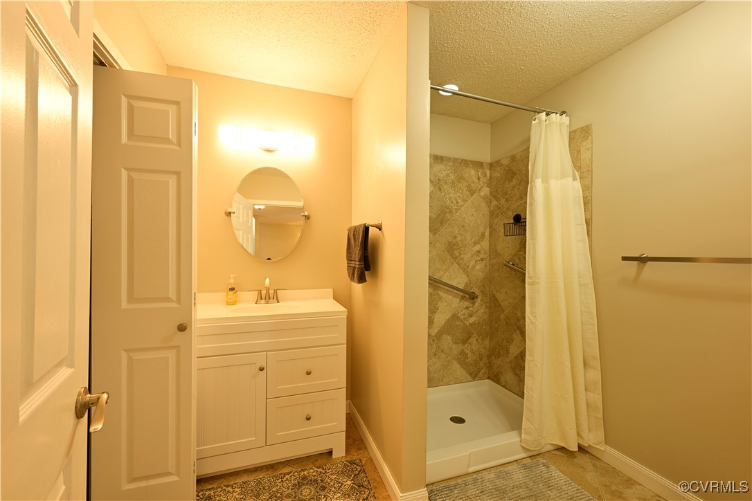 6610 Glebe Point Road Chesterfield, VA 23838 - Photo 15 of 36 a bathroom with a shower sink and mirror