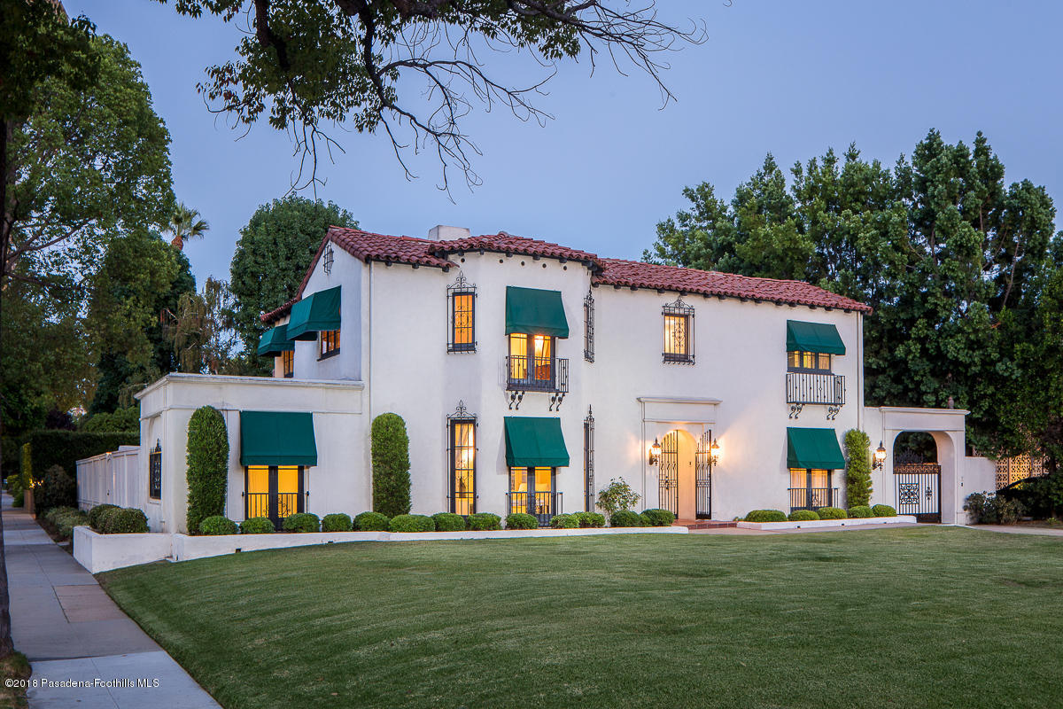 a front view of house with yard