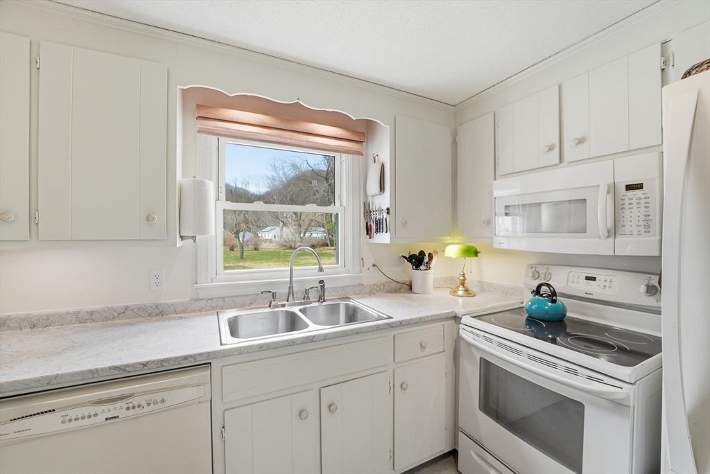 37 River Road Deerfield, MA 01373 - Photo 8 of 29