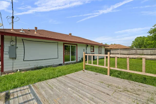 a view of a house with a yard and plants