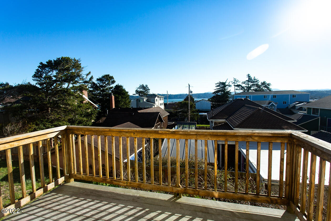 935 Southwest 11th Street Newport, OR 97365 - Photo 4 of 43 back deck