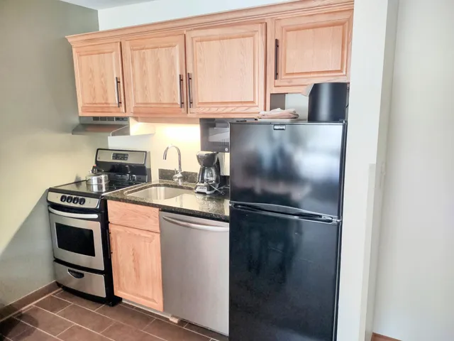 $139,000 | 228 East Mountain Road, Unit D GRAND HOTEL 150 II (STACKHOUSE), Killington, VT 05751