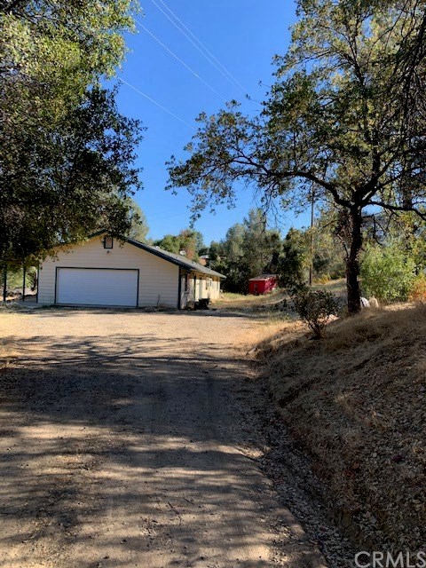 4919 Usona Road Mariposa, CA 95338 - Photo 20 of 38 Driveway approach to the home.