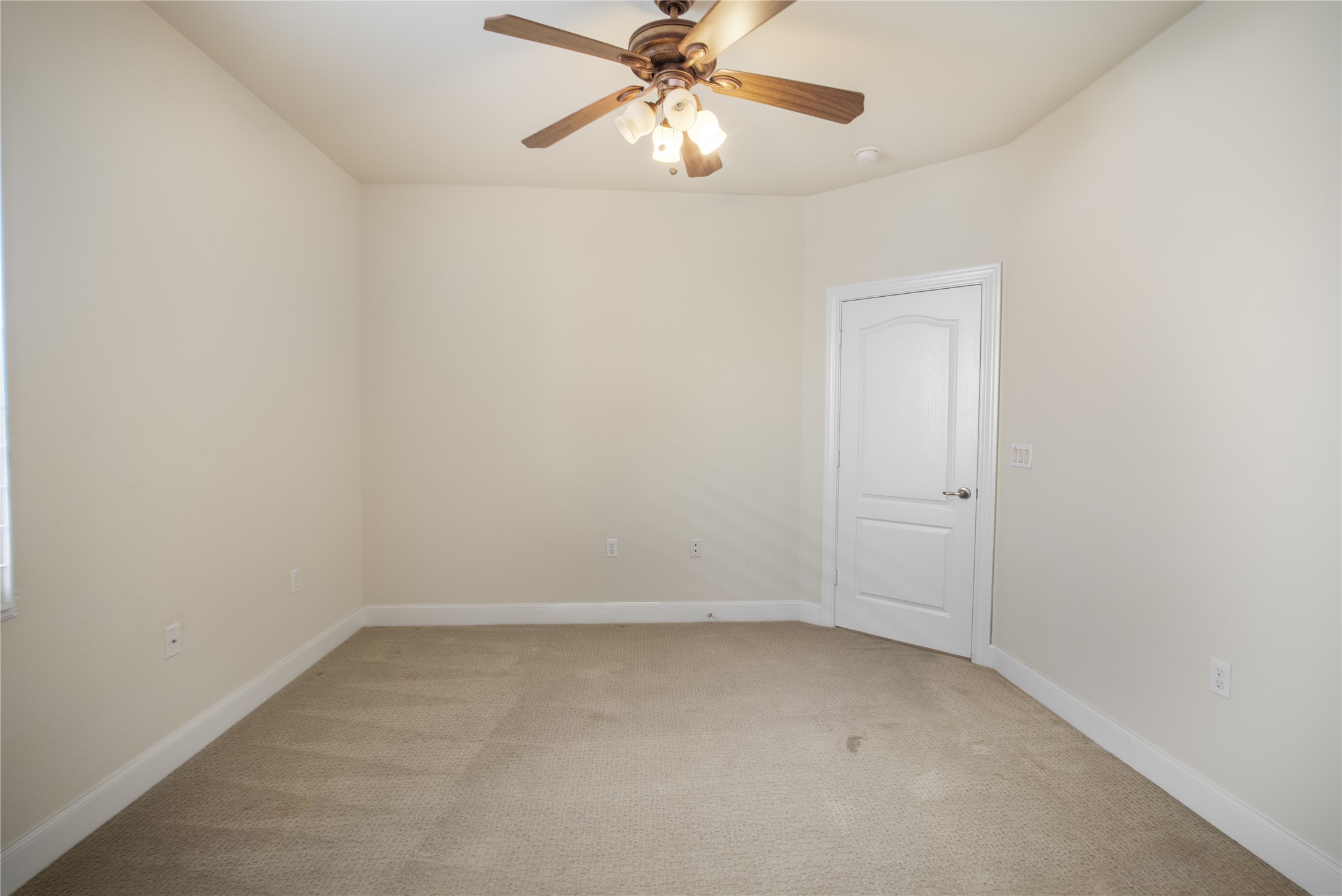214 Summit Street Georgetown, TX 78633 - Photo 29 of 38 This room features neutral-toned carpet flooring, light-colored walls, and a ceiling fan with light fixtures