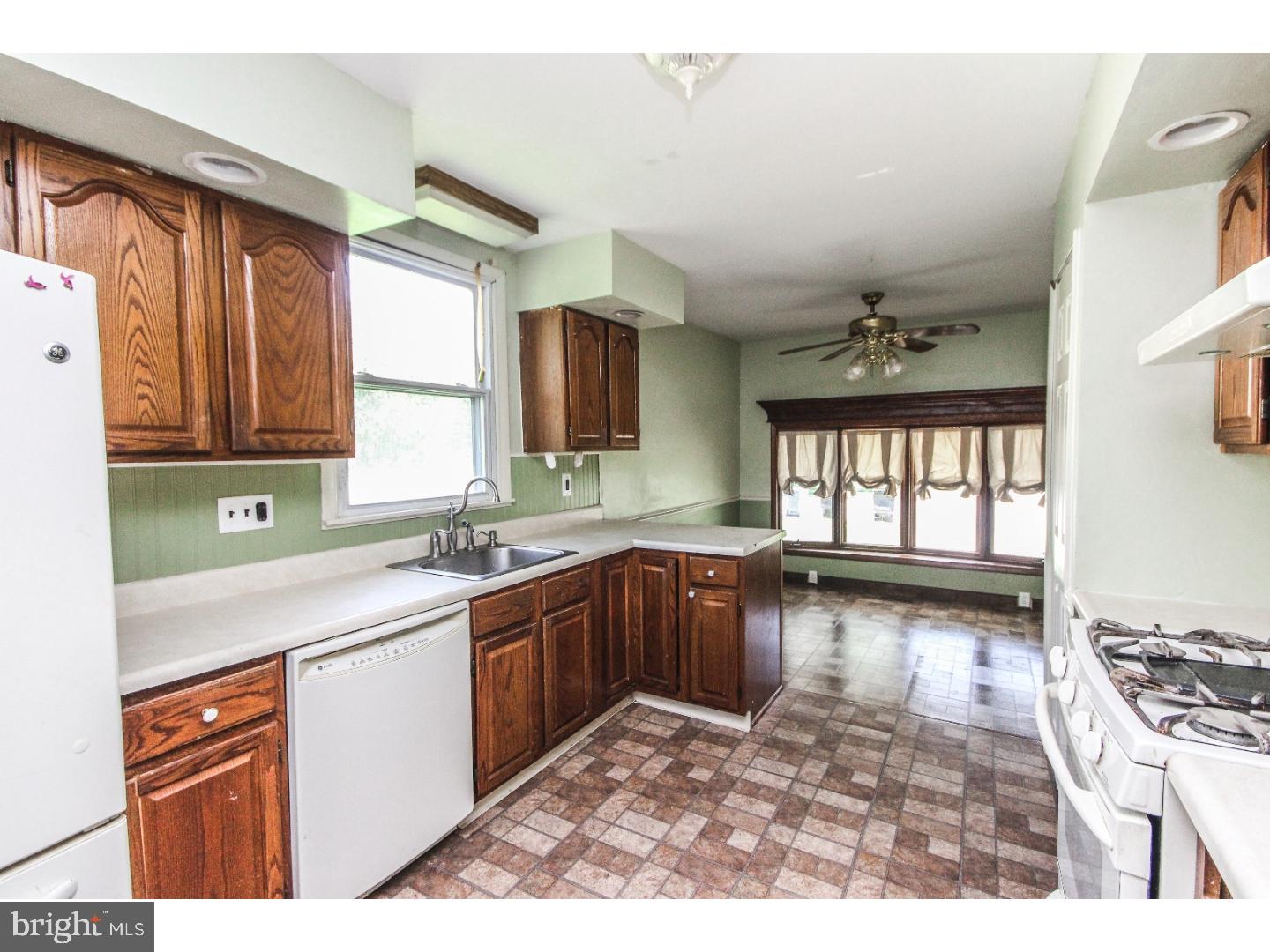 16 Kingsley Road Sewell, NJ 08080 - Photo 9 of 20 Kitchen