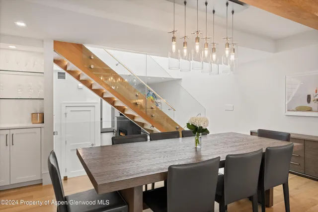 a view of entryway and kitchen