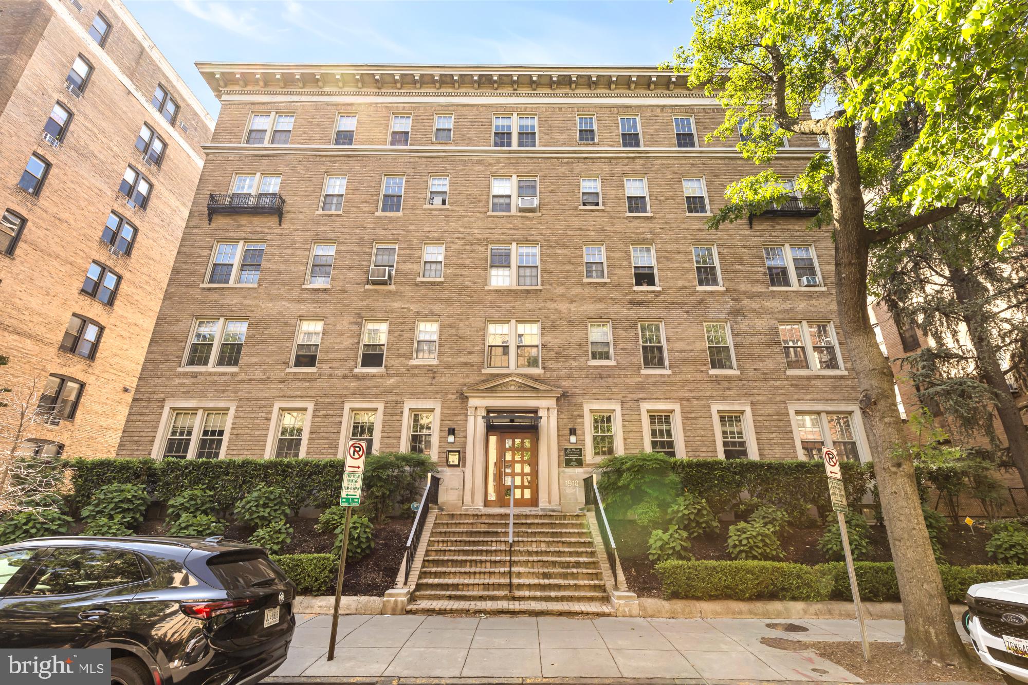 1910 Kalorama Road Northwest, Unit 302 Washington, DC 20009 - Photo 27 of 28 a front view of a building