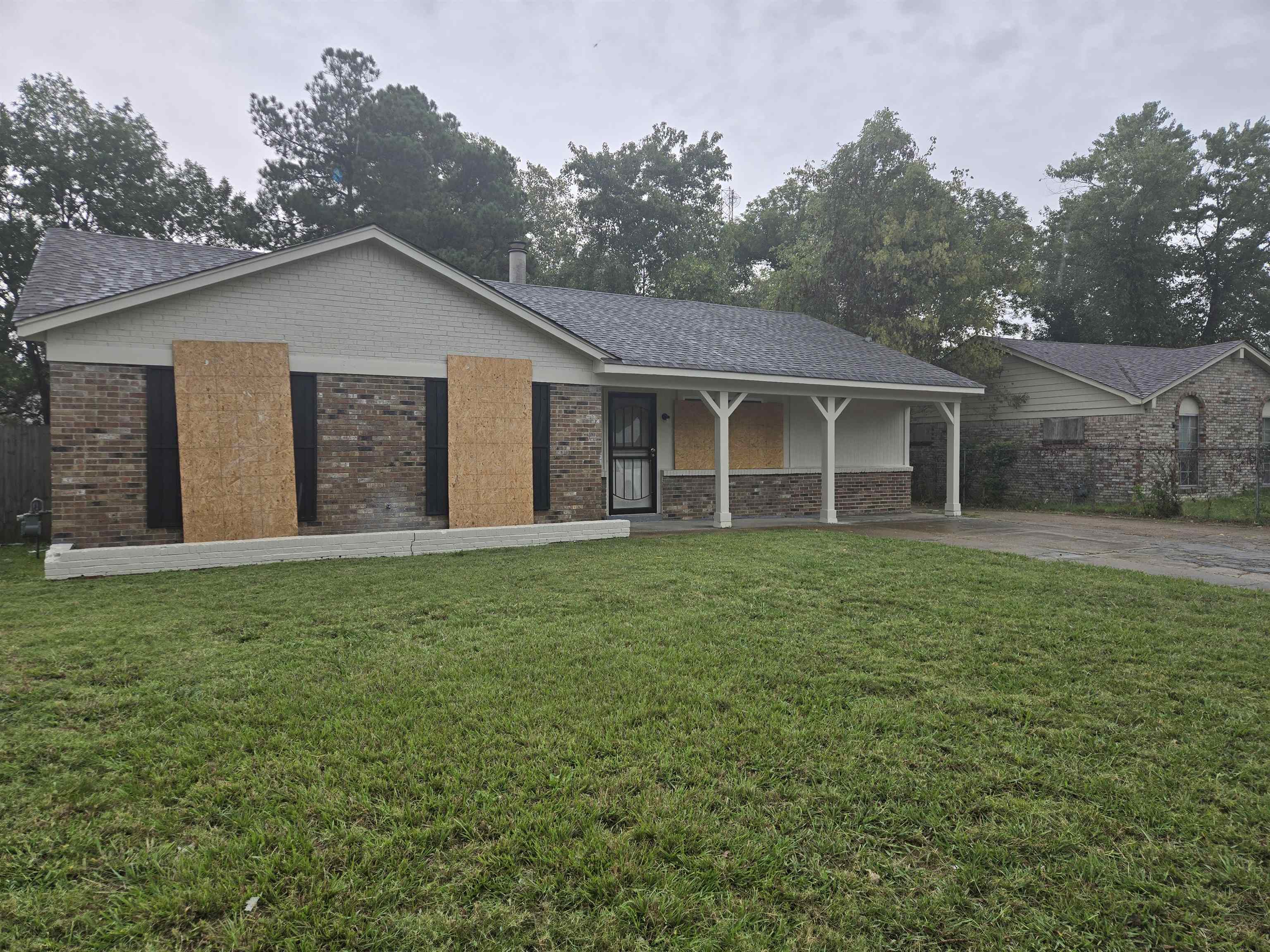 a view of a house with a yard
