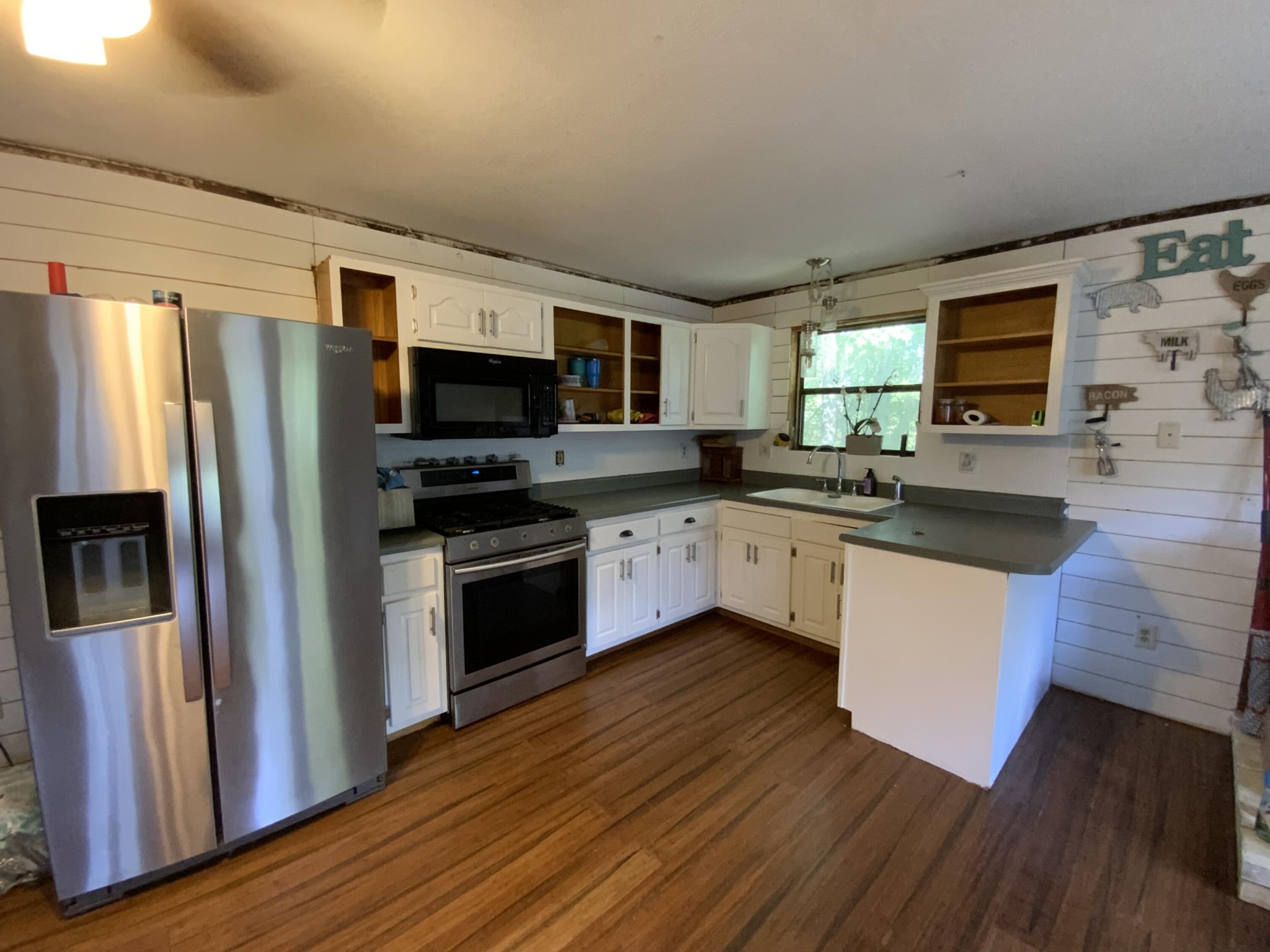 1328 Dogtown Road Ten Mile, TN 37880 - Photo 2 of 16 a kitchen with granite countertop a refrigerator stove and sink