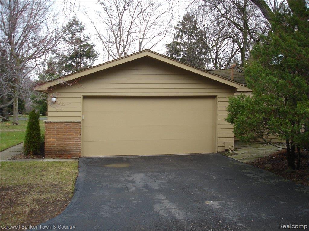 4565 Pickering Road Bloomfield Hills, MI 48301 - Photo 2 of 25 2 Car Garage