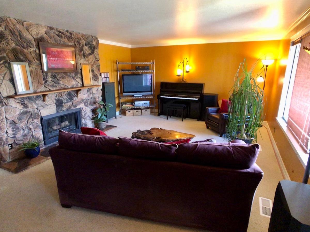 6915 Rapp Lane Talent, OR 97540 - Photo 4 of 40 Living Room