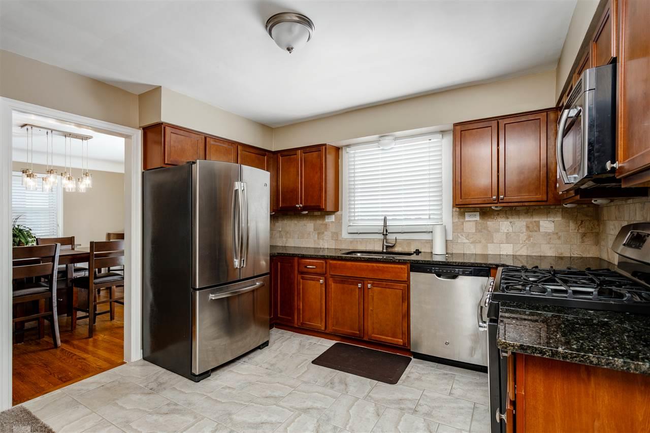 1379 Fairholme Road Grosse Pointe, MI 48236 - Photo 12 of 36 50033399-11.JPG