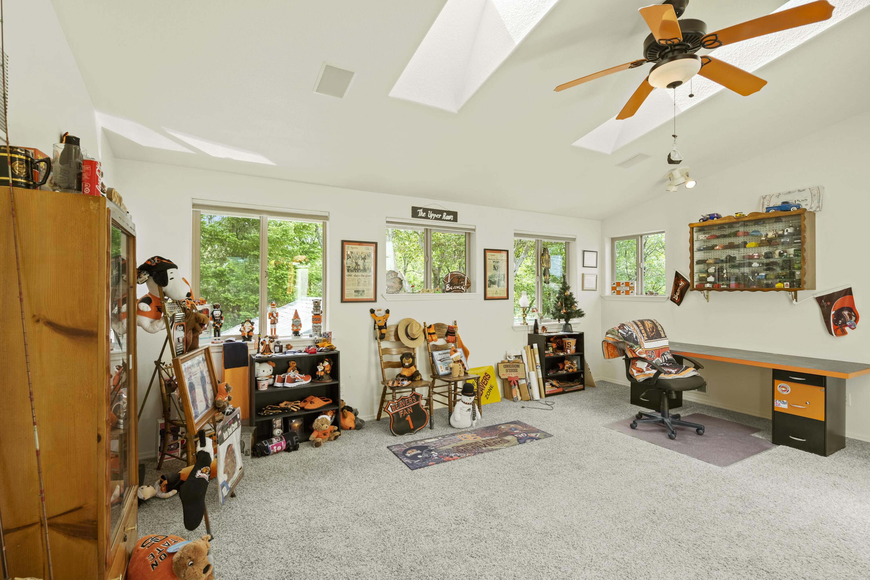 466 Three Pines Road Grants Pass, OR 97526 - Photo 27 of 41 3rd Floor Bedroom