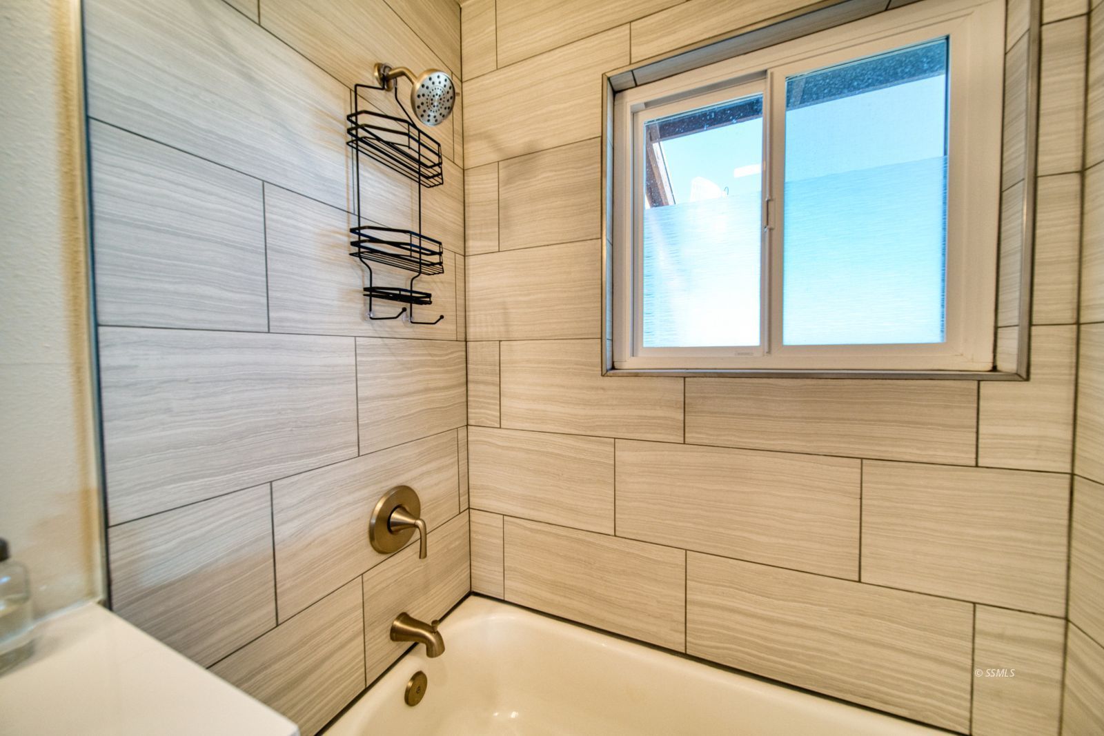 4047 Felspar Avenue Ridgecrest, CA 93555 - Photo 19 of 49 a bathroom with a bathtub