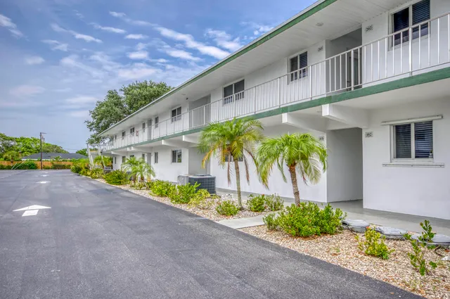 $2,350 | 11 Westwood Avenue, Unit 103A, Tequesta, FL 33469