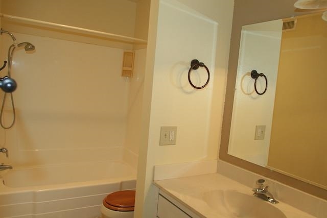 2118 Ridgeview Place Escondido, CA 92026 - Photo 17 of 25 Upstairs full bathroom clean and ready for you.