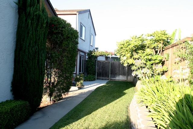 2118 Ridgeview Place Escondido, CA 92026 - Photo 18 of 25 Walkway to the front door and backyard. Walkway is very private.