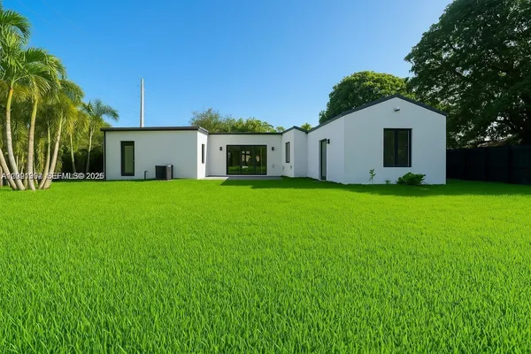 a view of a house with a yard