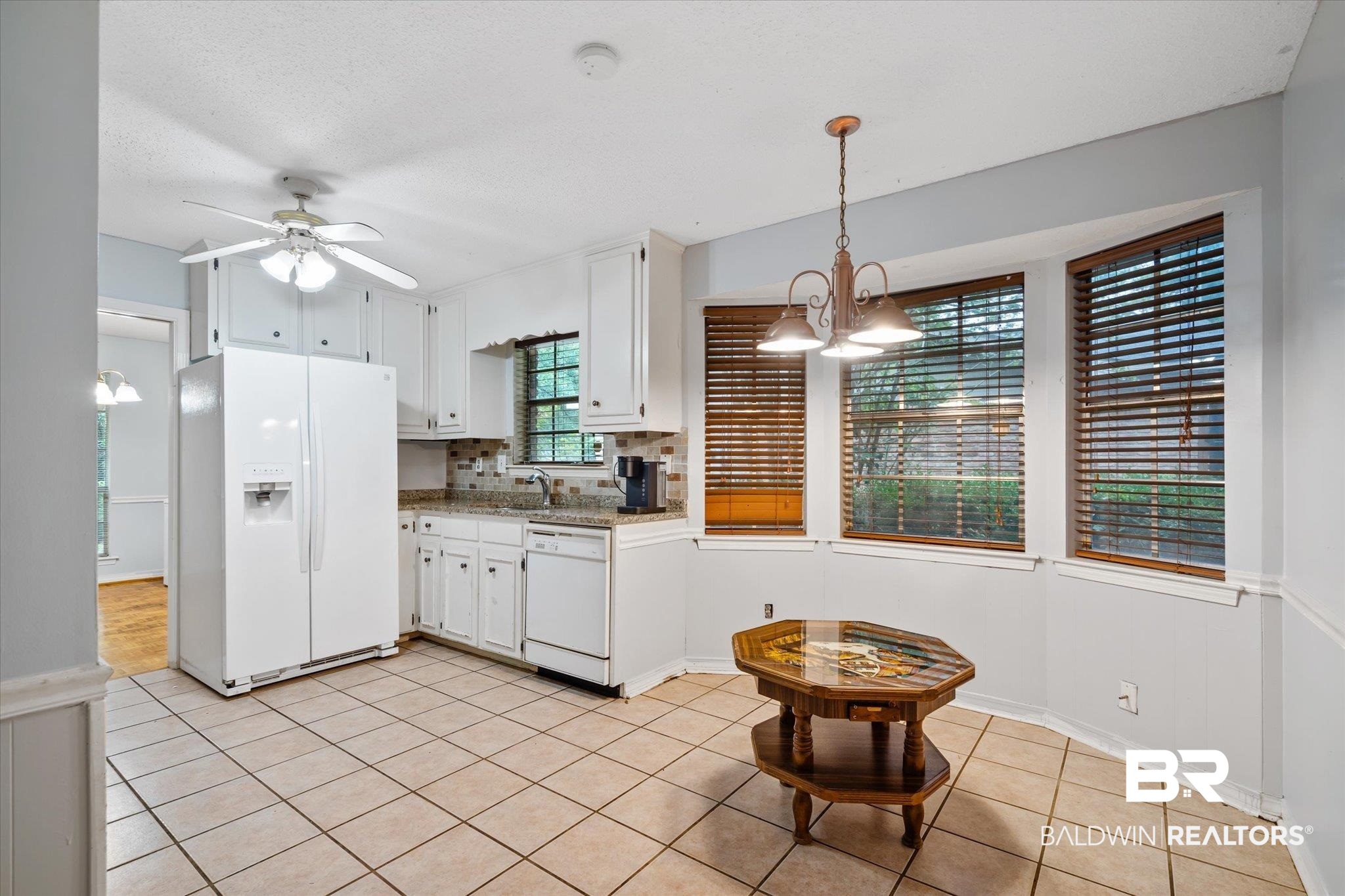 6657 Hounds Run South Mobile, AL 36608 - Photo 5 of 20 Kitchen with pendant lighting, ceiling fan with notable chandelier, white appliances, and white cabinets