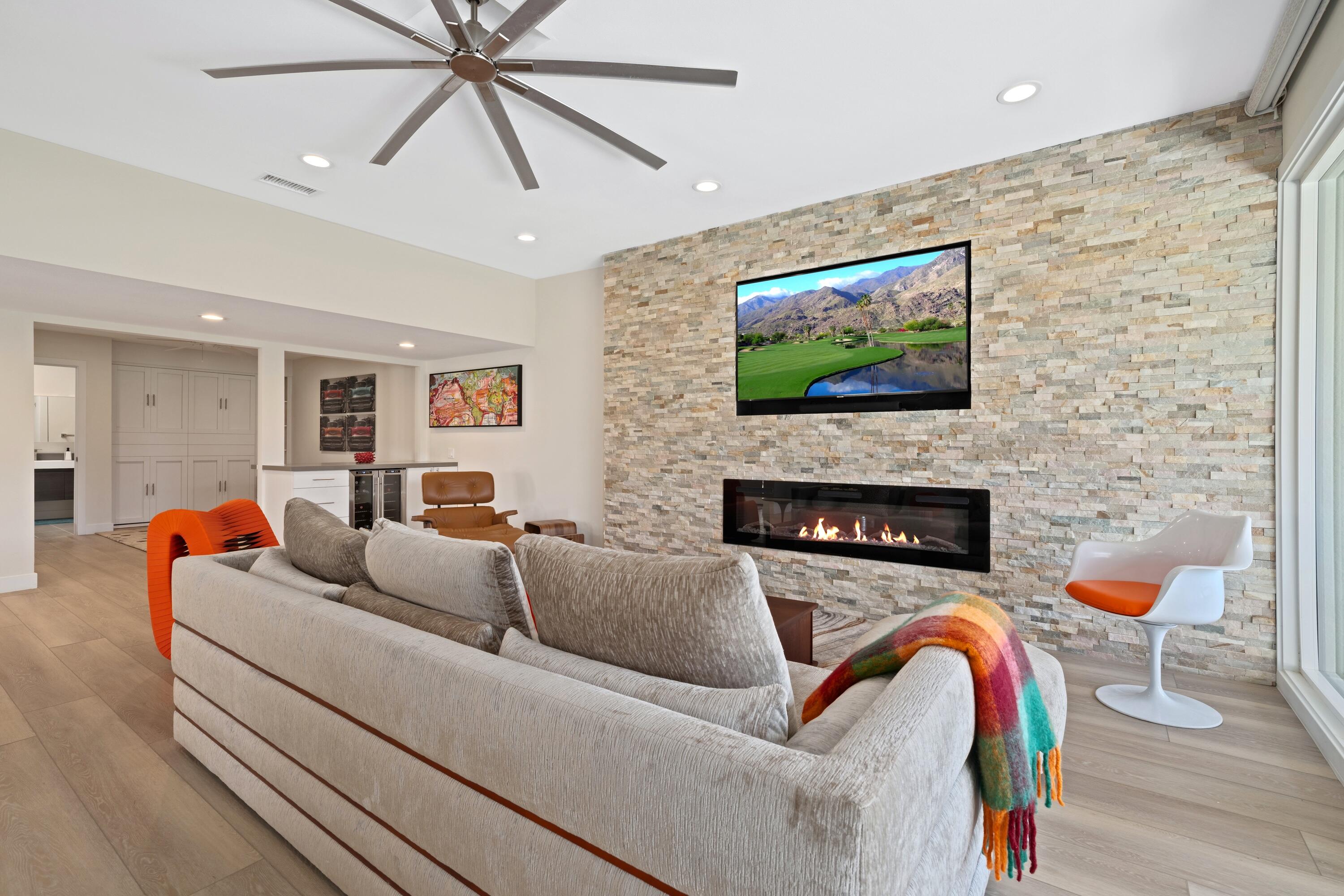 86 La Ronda Drive Rancho Mirage, CA 92270 - Photo 4 of 28 Photo-11