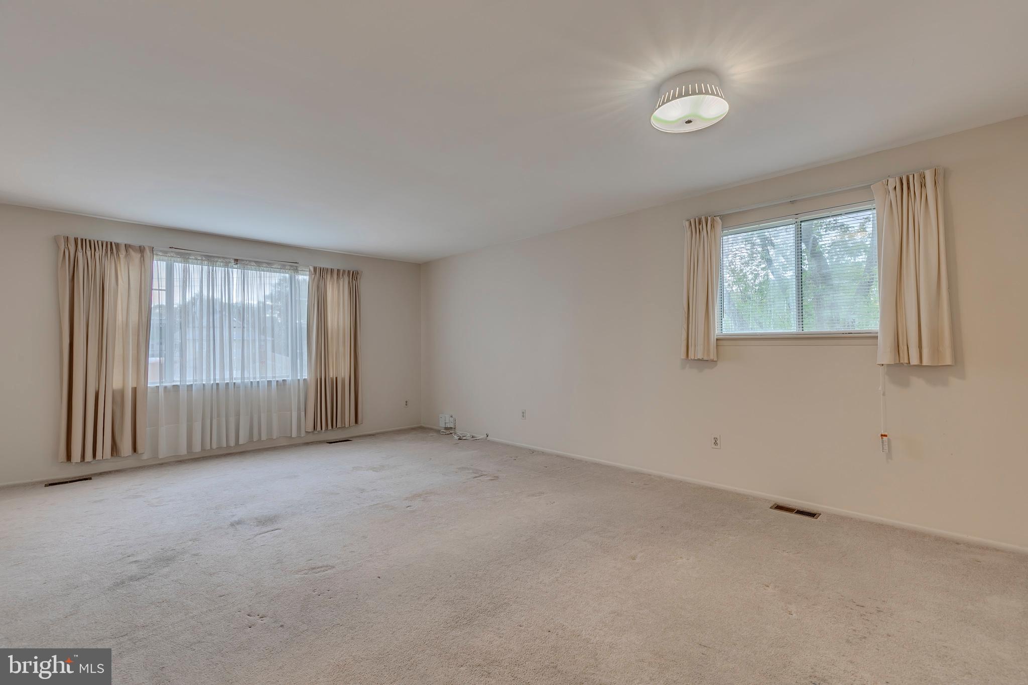 7976 Tick Neck Road Pasadena, MD 21122 - Photo 5 of 28 Great Room