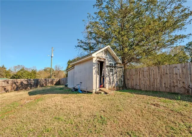 a view of a backyard