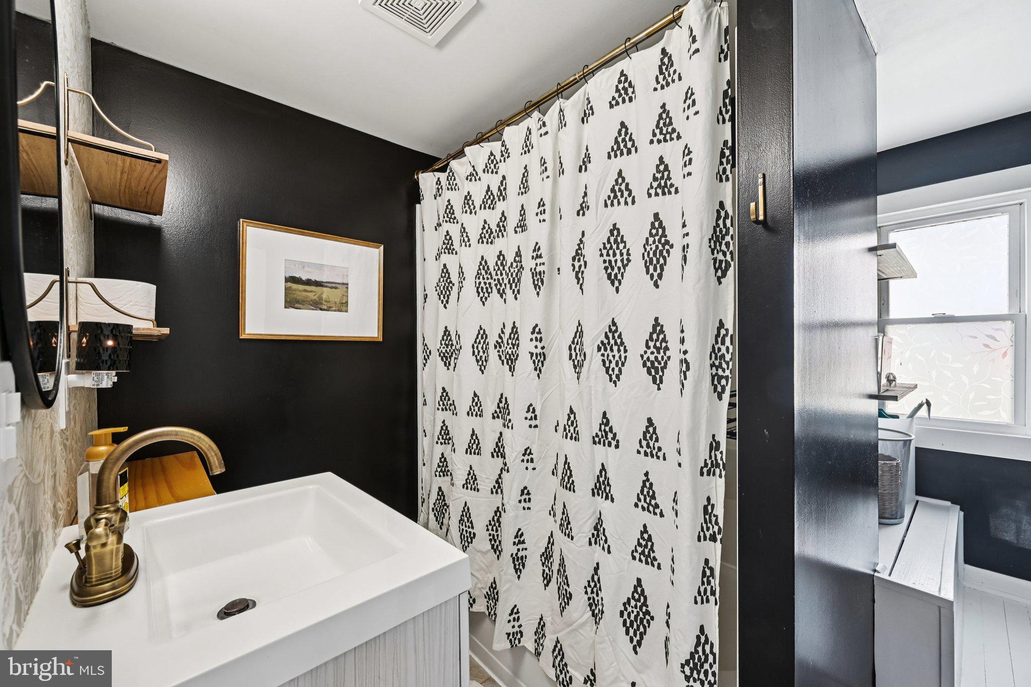 1038 Green Valley Road New Windsor, MD 21776 - Photo 25 of 37 Second floor full bath