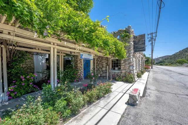 a view of a chair and table in backyard of the house