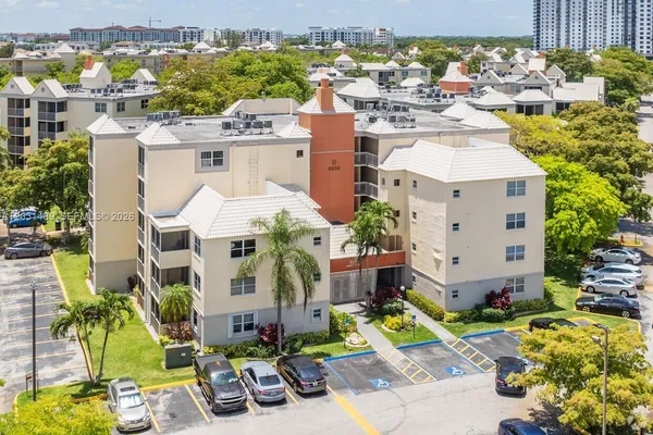 $2,100 | 8333 Lake Drive, Unit 102, Doral, FL 33166