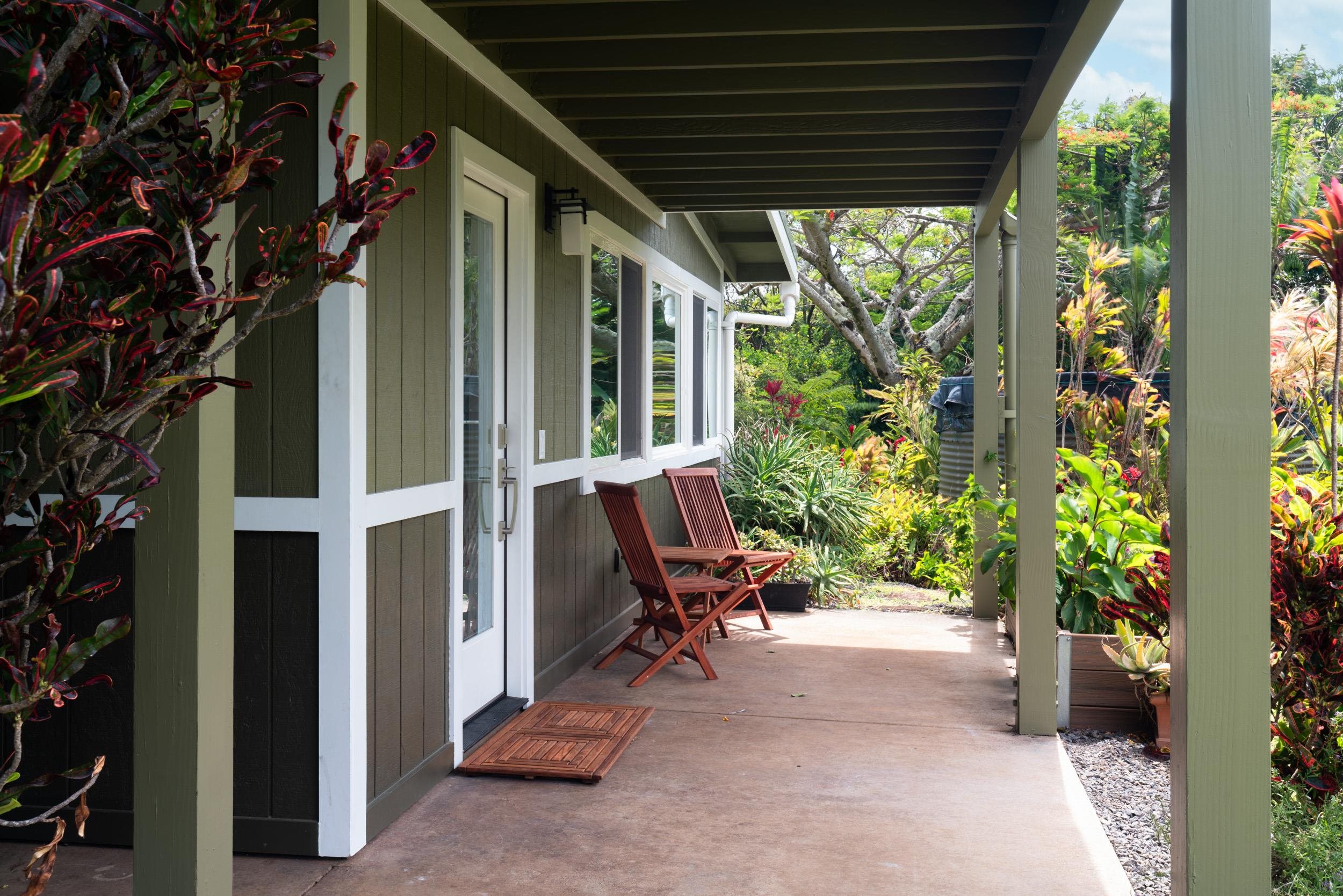 453 North Honokala Road Haiku, HI 96708 - Photo 19 of 33 a view of patio with a table and chairs and potted plants