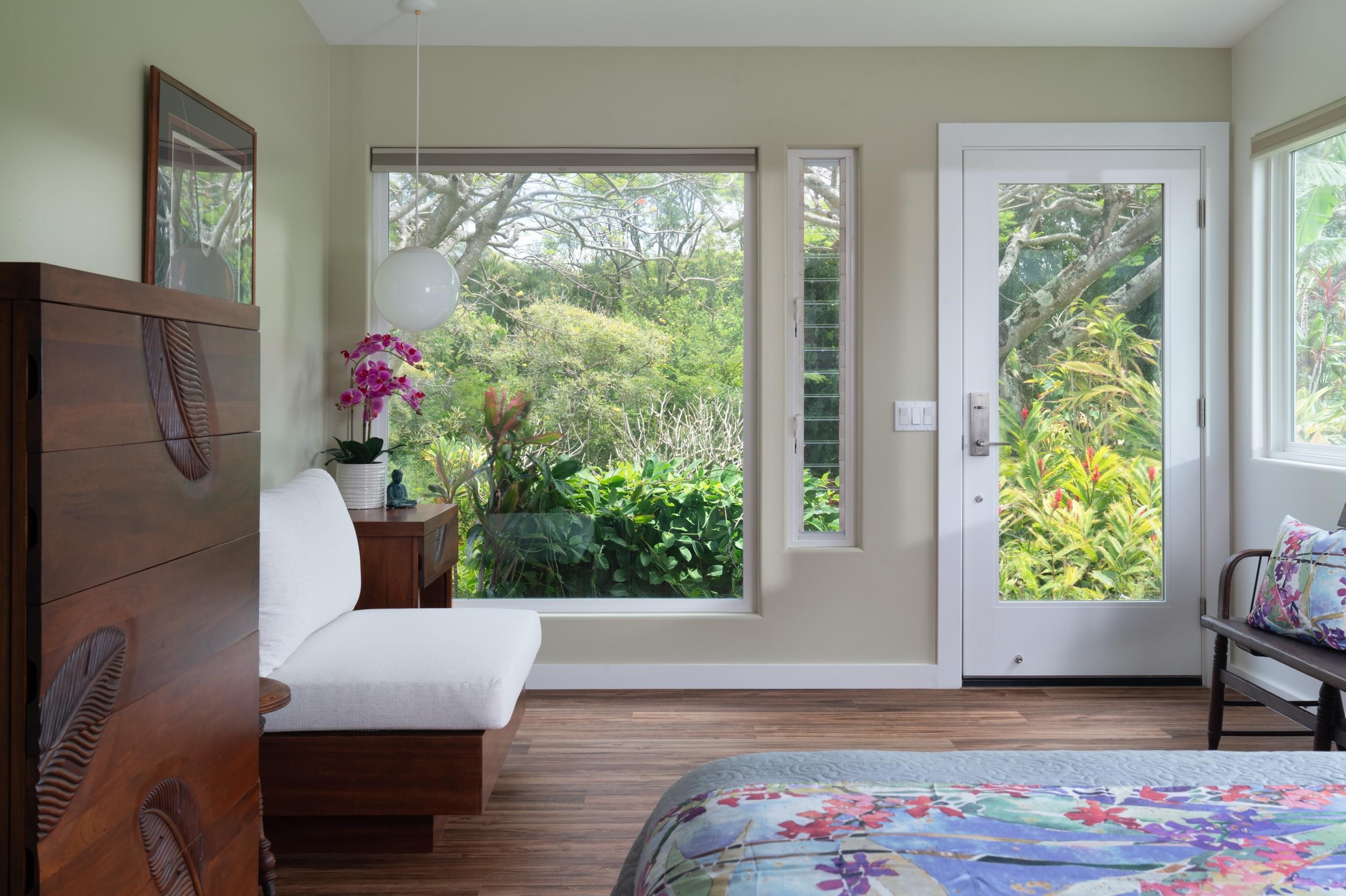 453 North Honokala Road Haiku, HI 96708 - Photo 20 of 33 a living room with furniture and a potted plant