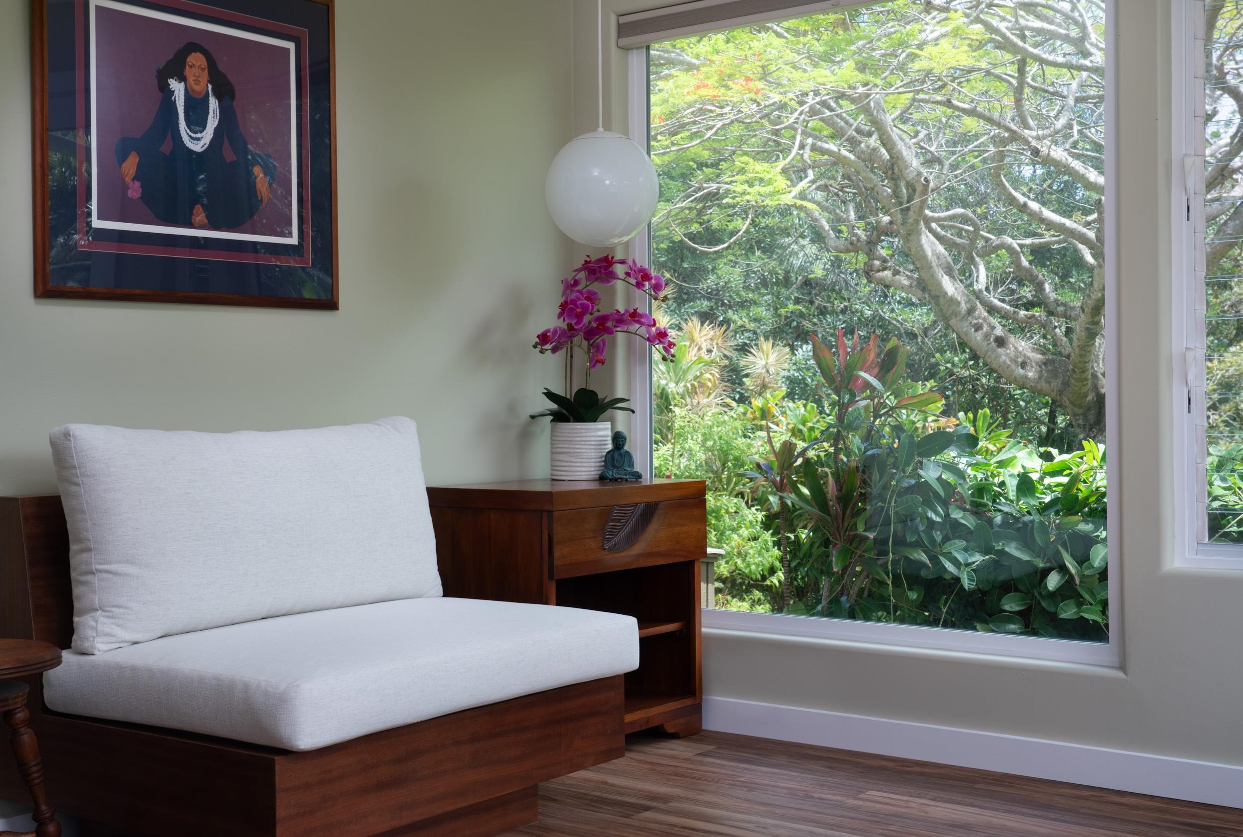 453 North Honokala Road Haiku, HI 96708 - Photo 21 of 33 a living room with furniture and a window