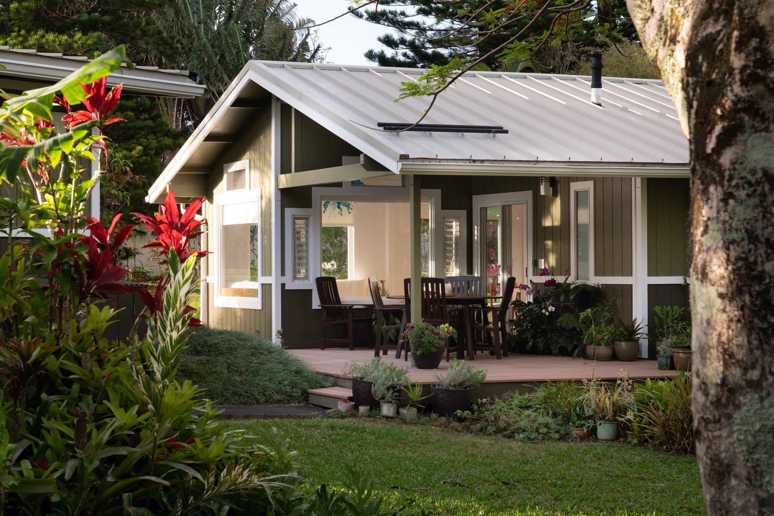 453 North Honokala Road Haiku, HI 96708 - Photo 5 of 33 a front view of a house with a porch