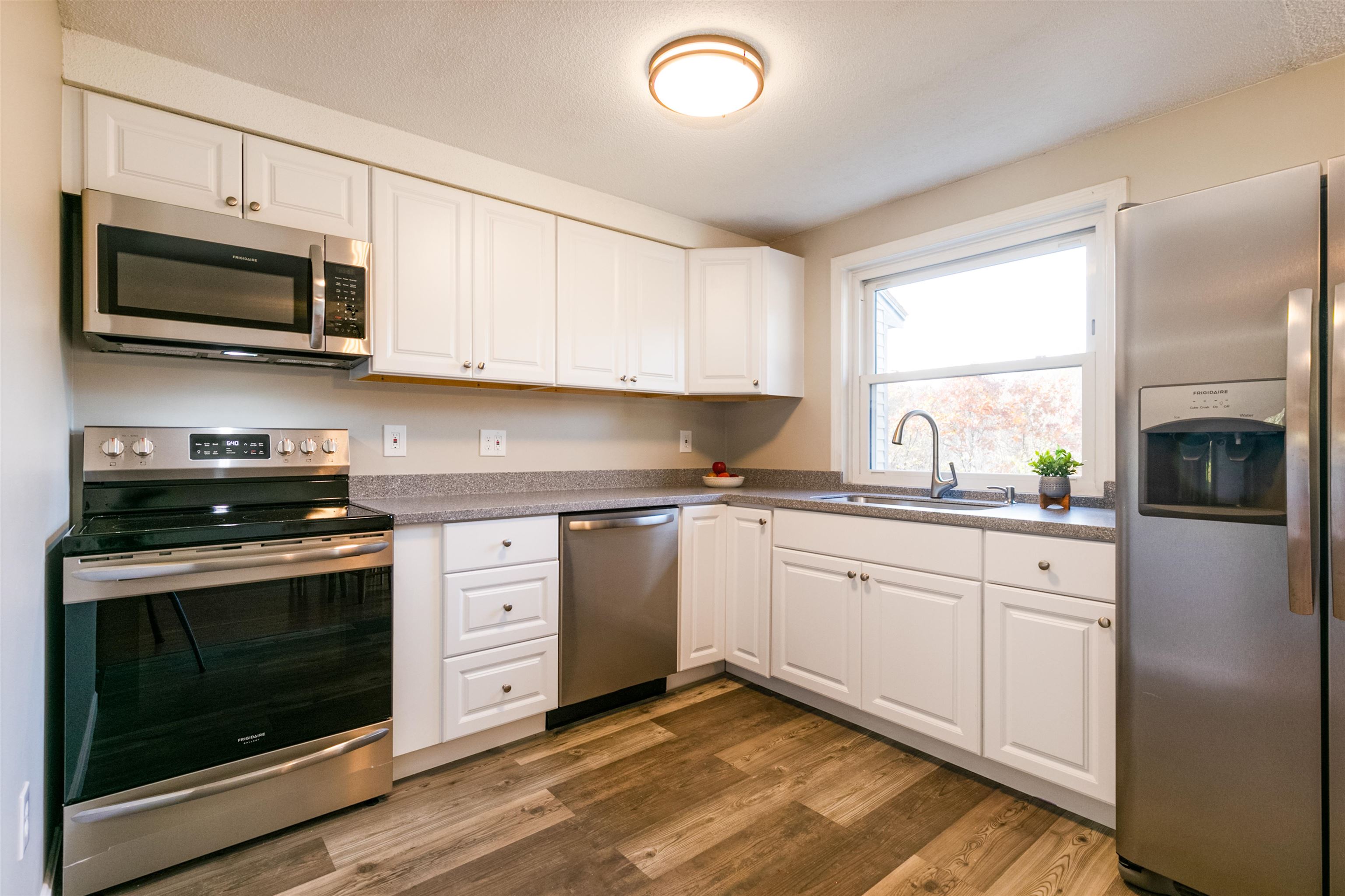 54 Dale Road, Unit B Hooksett, NH 03106 - Photo 2 of 40