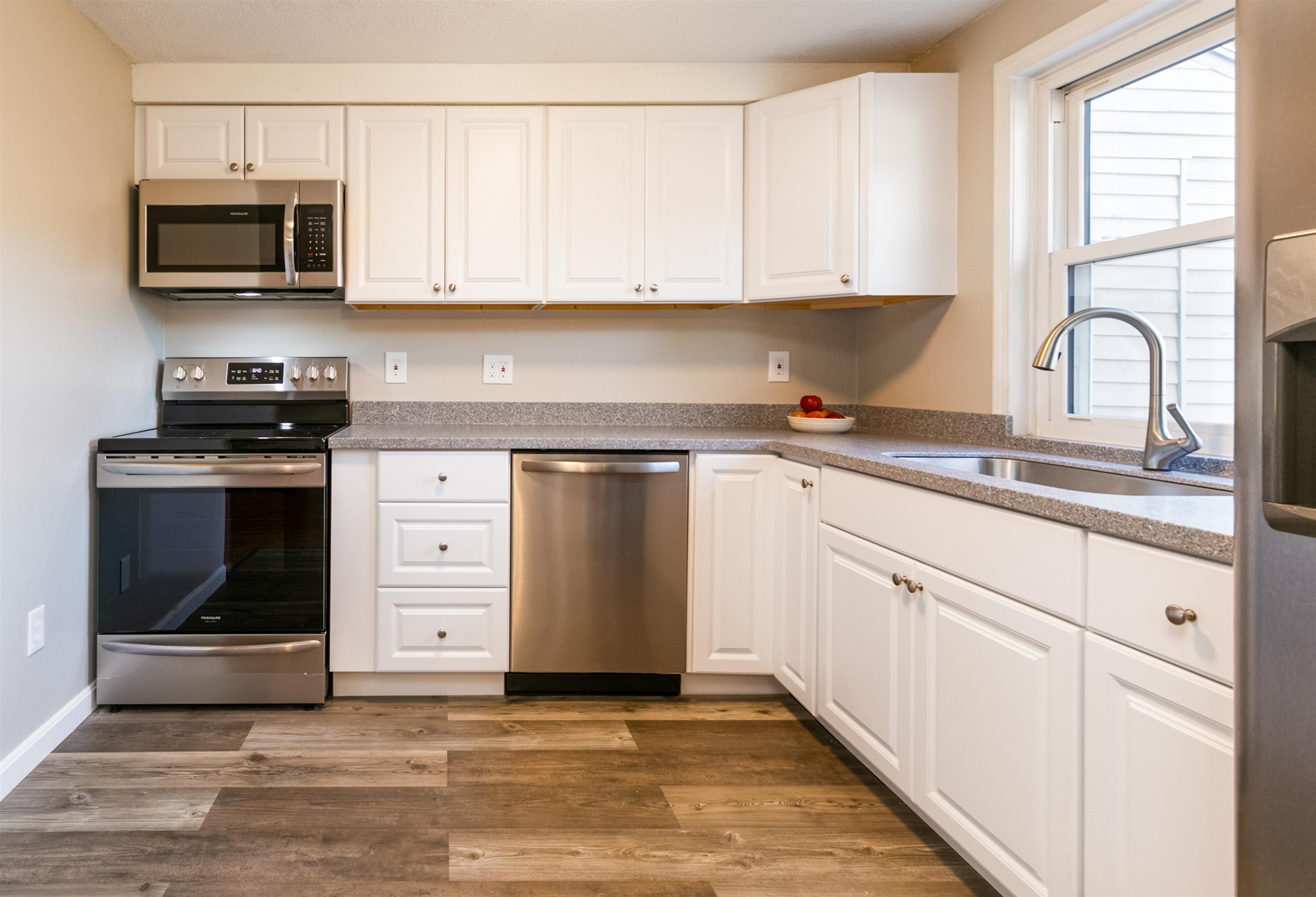 54 Dale Road, Unit B Hooksett, NH 03106 - Photo 3 of 40