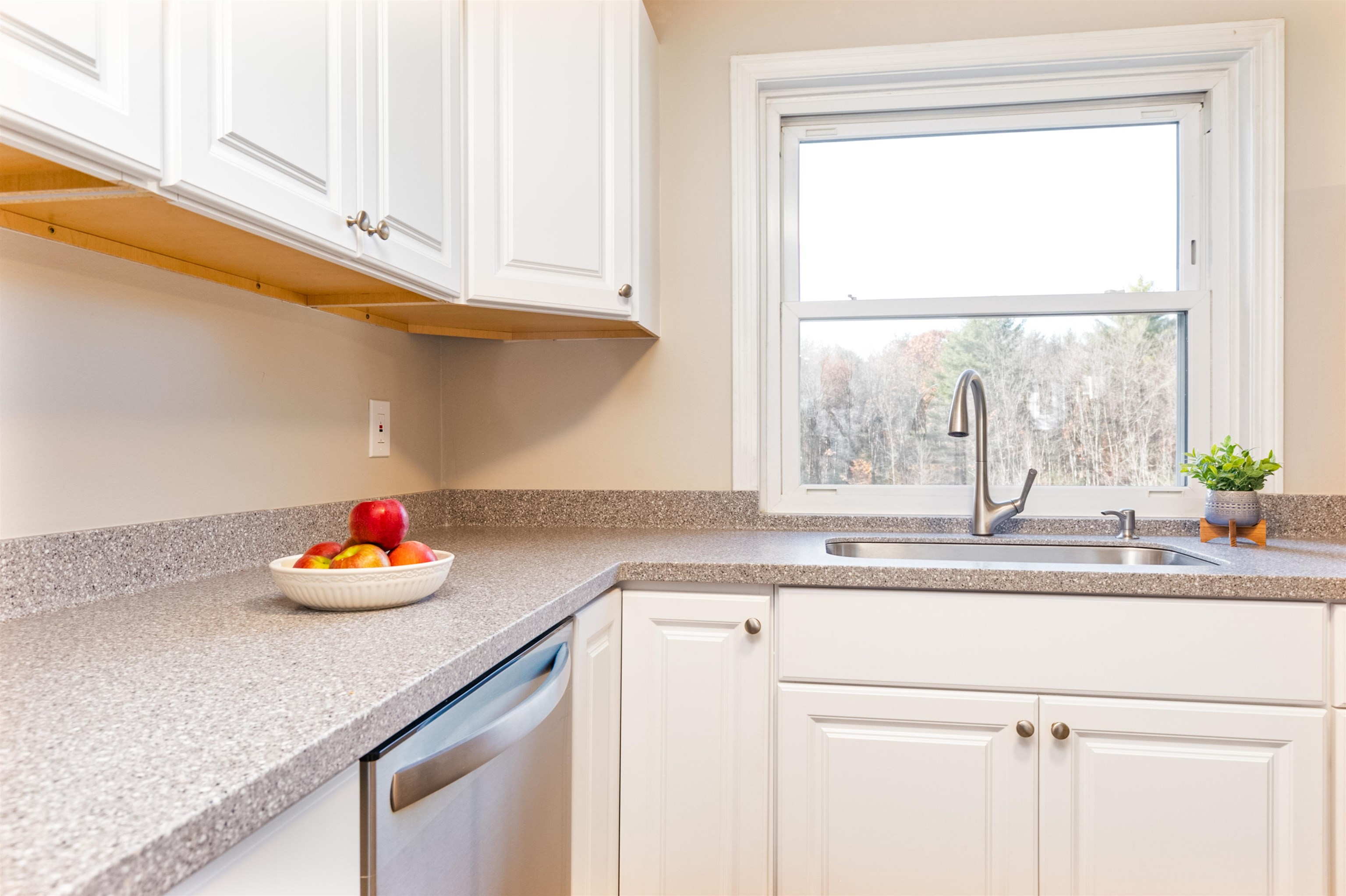54 Dale Road, Unit B Hooksett, NH 03106 - Photo 6 of 40