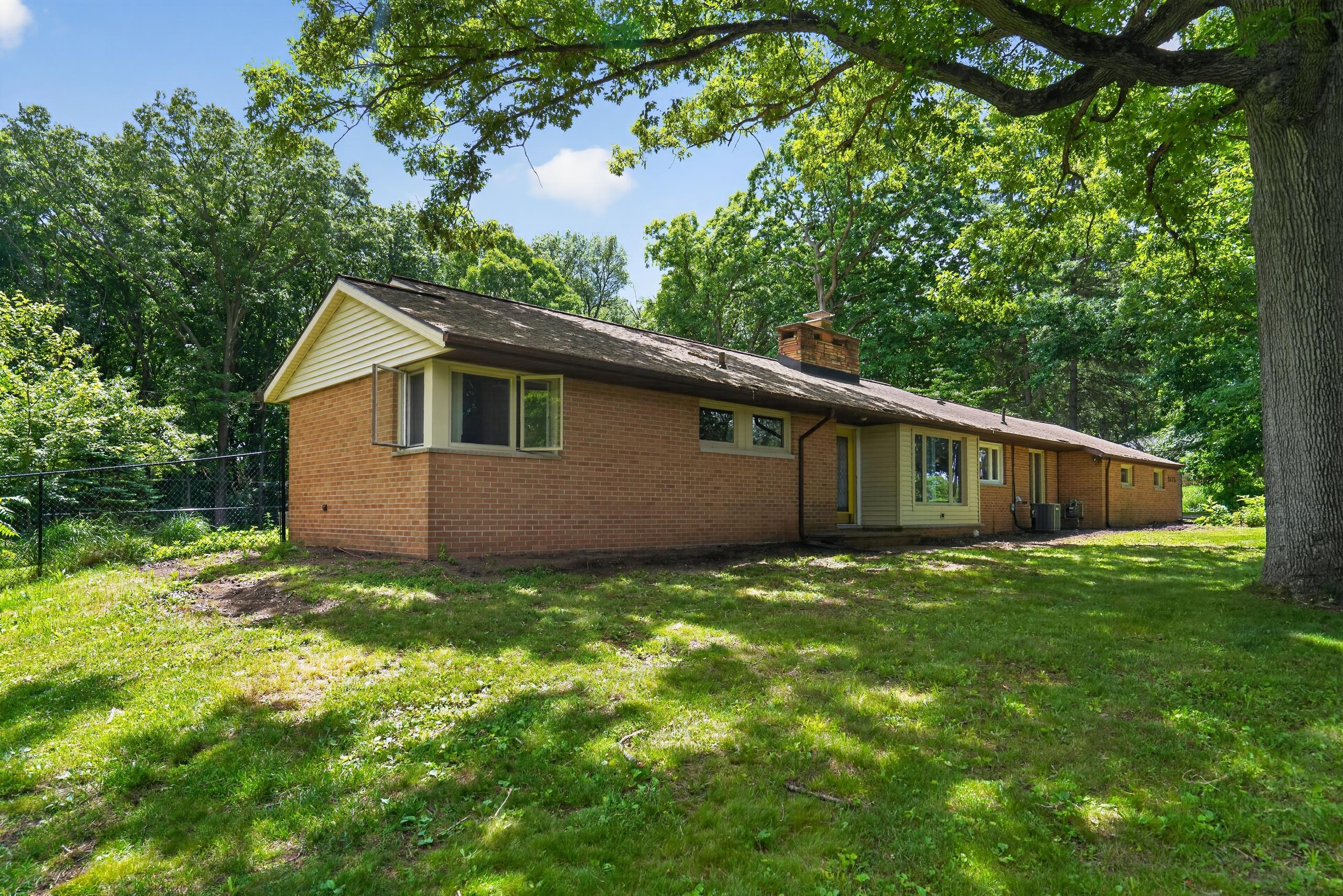 2475 Park Drive Jackson, MI 49203 - Photo 3 of 41 Park Dr side
