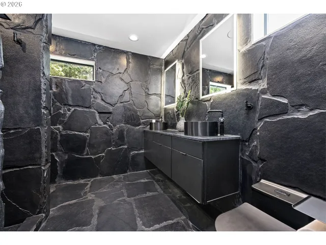 $2,050,000 | 2887 South Hemlock Street, Cannon Beach, OR 97110