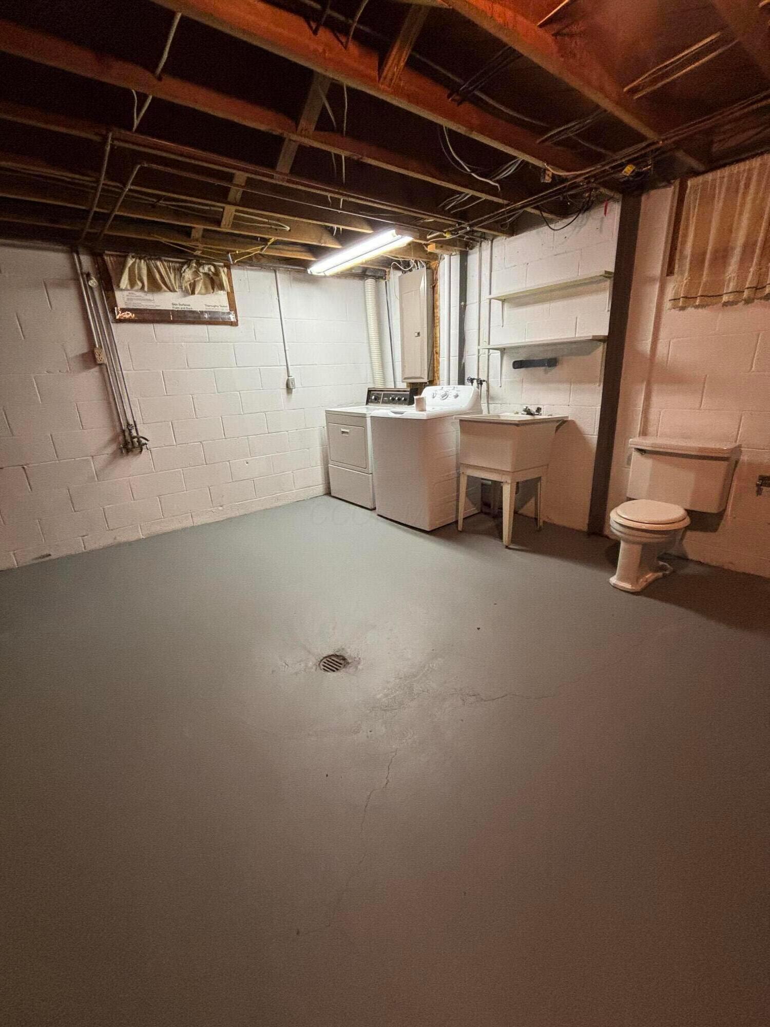 372 Topsfield Road Columbus, OH 43228 - Photo 28 of 31 Lower level laundry