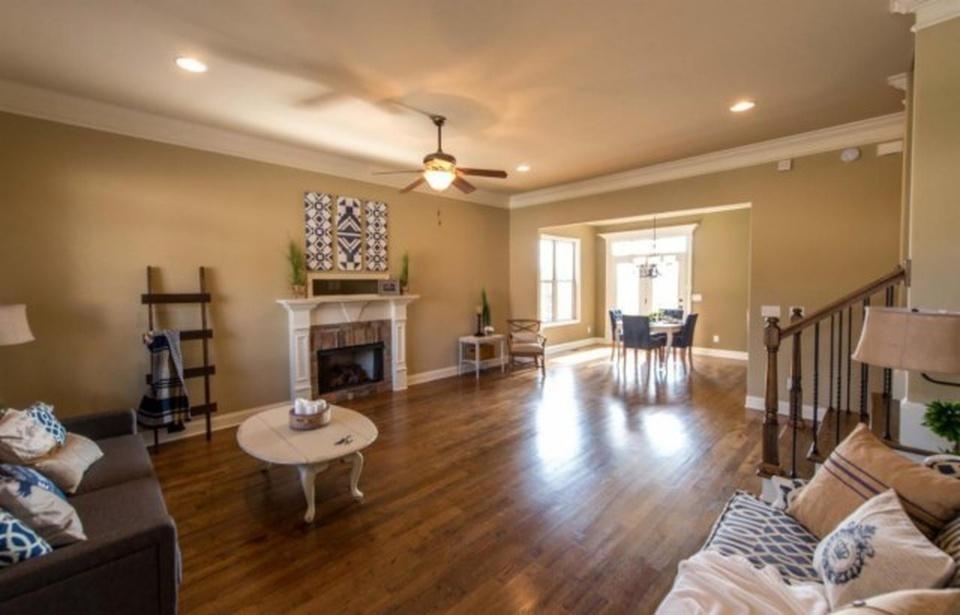 6762 Kenton Ridge Circle Chattanooga, TN 37421 - Photo 9 of 40 Living Room