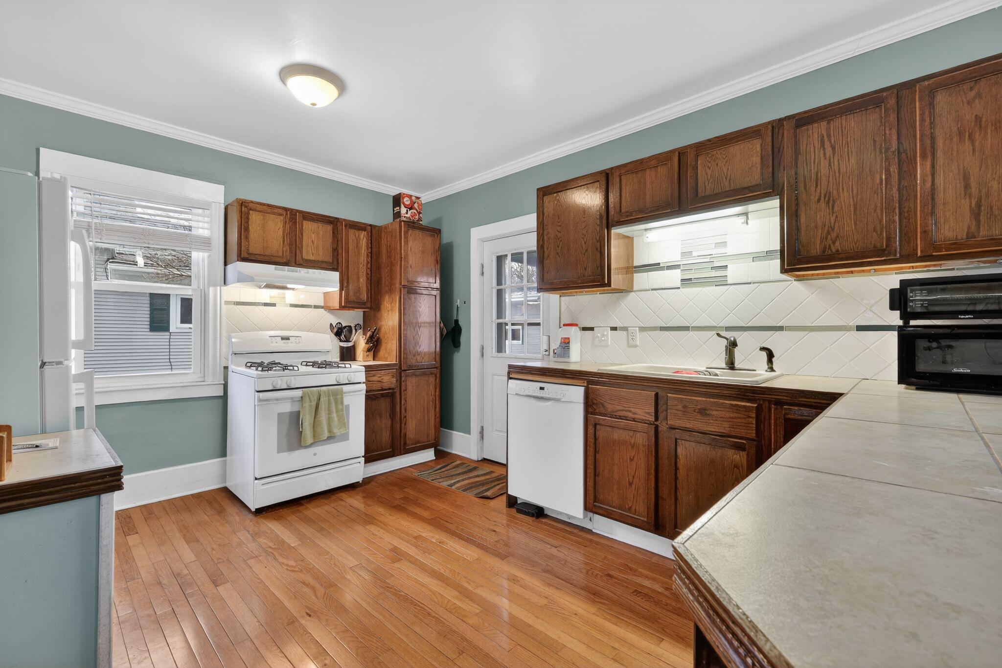 1400 Mound Avenue Jackson, MI 49203 - Photo 12 of 29 17_1400_Mound_Ave_Jackson_MI_49203-Kitch