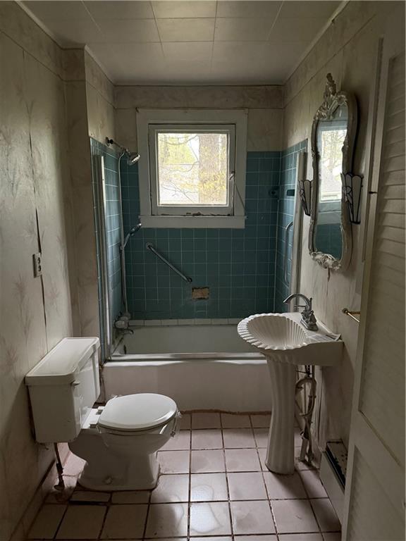 5459 Logan Ferry Road Murrysville, PA 15668 - Photo 10 of 20 a bathroom with a sink a toilet a mirror and bathtub