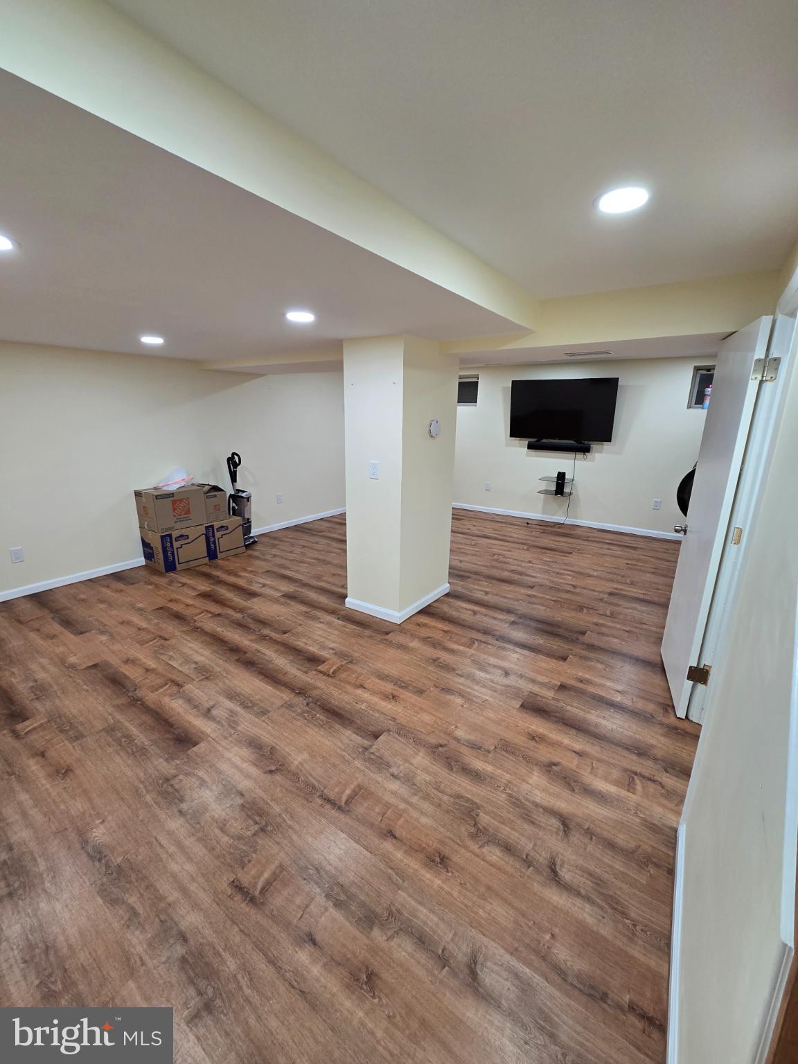 20000 Wyman Way Germantown, MD 20874 - Photo 41 of 56 a room with two chair and wooden floor