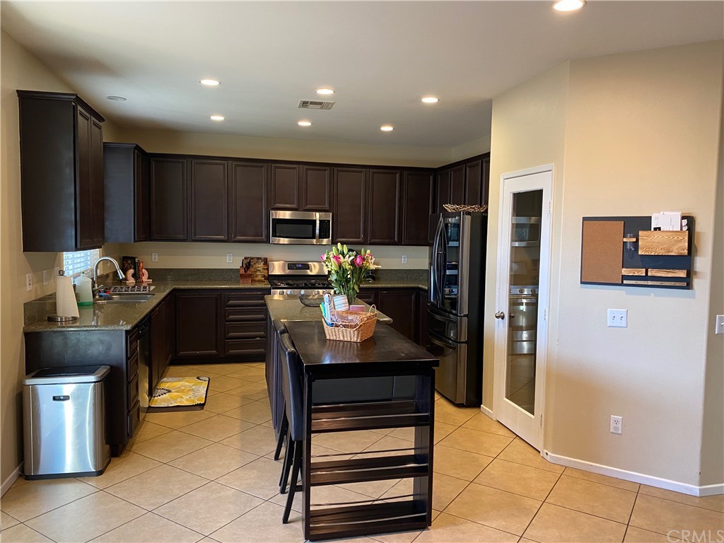 537 Kennedy Street Rialto, CA 92376 - Photo 12 of 32 Kitchen with Island, stainless steel appliances and walk-in pantry.