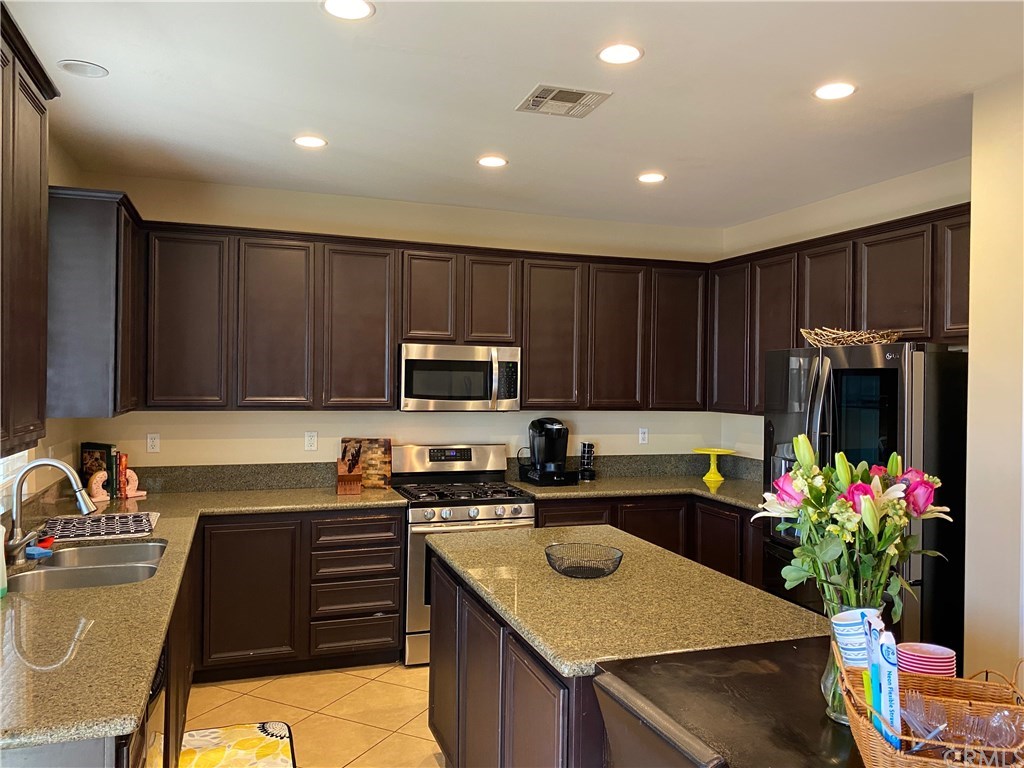537 Kennedy Street Rialto, CA 92376 - Photo 13 of 32 Kitchen