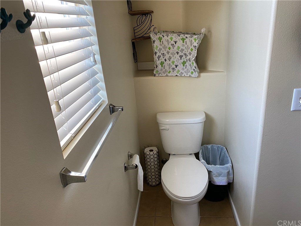 537 Kennedy Street Rialto, CA 92376 - Photo 18 of 32 2nd floor bath