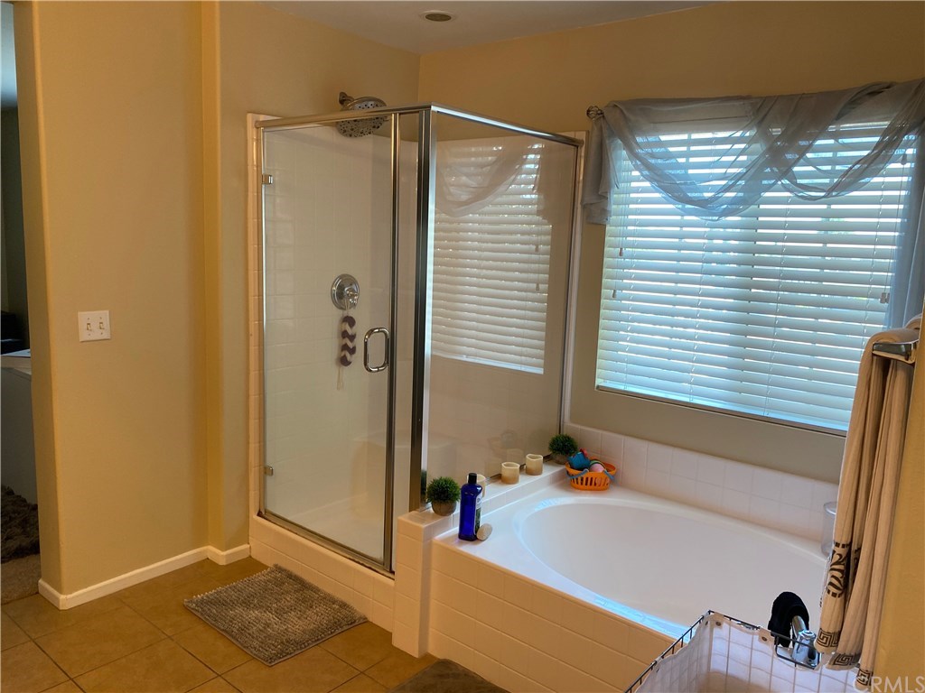 537 Kennedy Street Rialto, CA 92376 - Photo 26 of 32 Master Bath with Seperate Shower and Soaking Tub