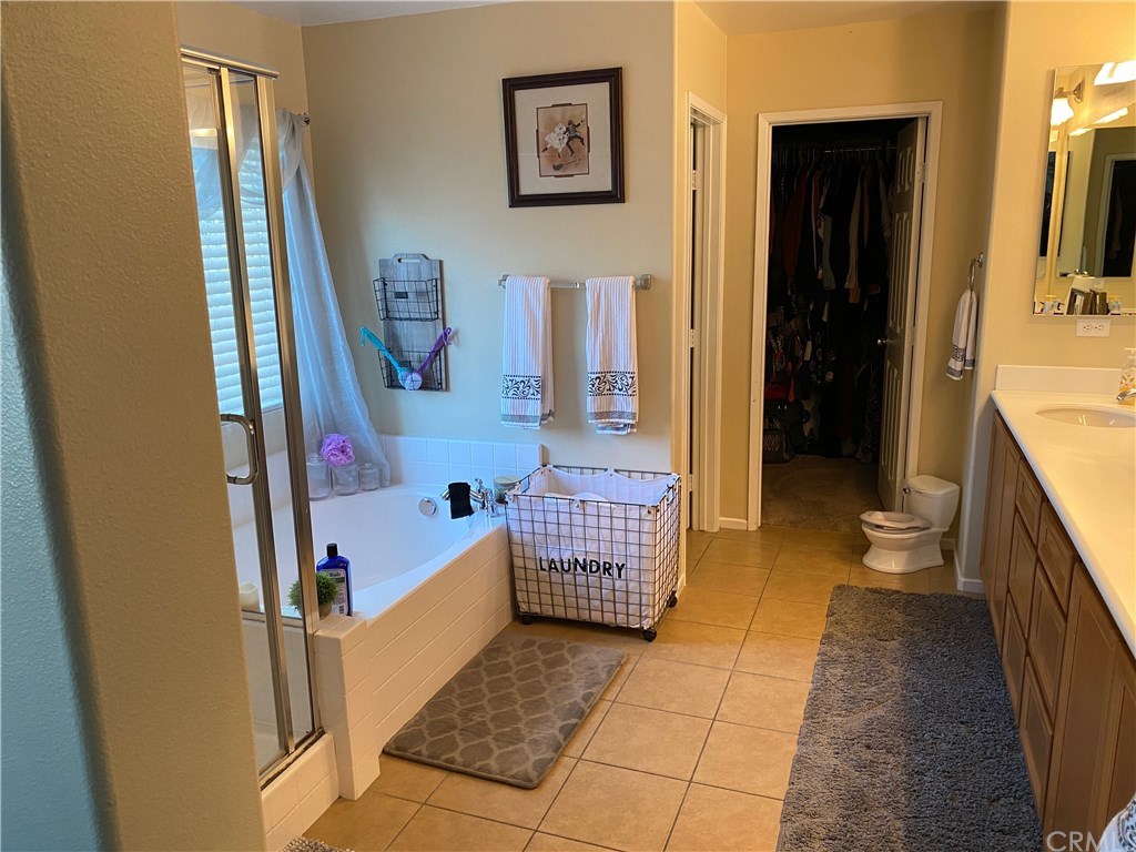 537 Kennedy Street Rialto, CA 92376 - Photo 27 of 32 Master bath with Double sinks and separate toilet/water closet, leading to hugh walk in closet with custom shelving..